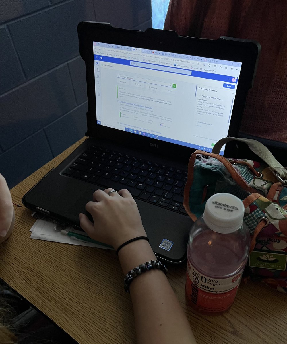 erinjurisich's tweet image. These @SwansboroHS freshman are researching issues affecting our local community. The teacher invited me in to introduce #MicrosoftTeams #SearchProgress &amp;amp; commented on how much student buy-in she observed as they worked w/ this Learning Accelerator 🙌 #MicrosoftEDU #OnslowDLT