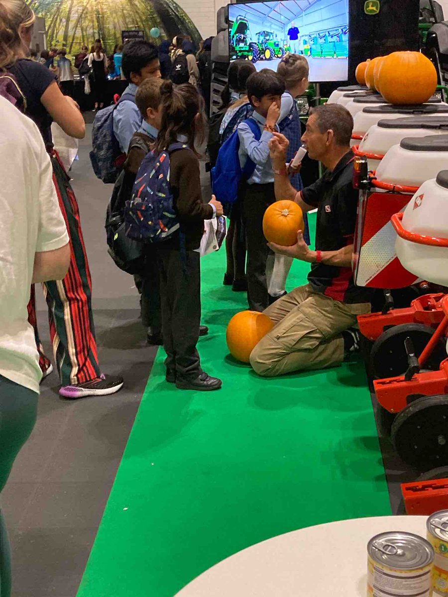 KUHN_UK's tweet image. Our next generation of engineers -  Learning about how to grow pumpkins using a MAXIMA precision seed drill 🎃🎃🎃

We Are Land-based Engineering
 New Scientist Live
#bestrongbeKUHN  #nextgeneration #agengineering #agcareers #agriculture