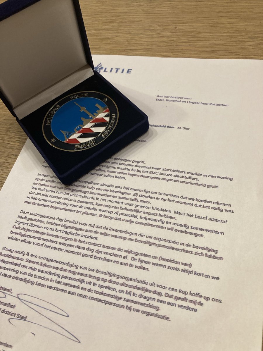 Mooi blijk van waardering voor de samenwerking met onze mensen tijdens het verschrikkelijke incident van 28 september ⁦<a href="/POL_Rotterdam/">Politie Eenheid Rotterdam eo</a>⁩ ⁦<a href="/hsrotterdam/">Hogeschool Rotterdam</a>⁩  #stil #trots #veiligheid