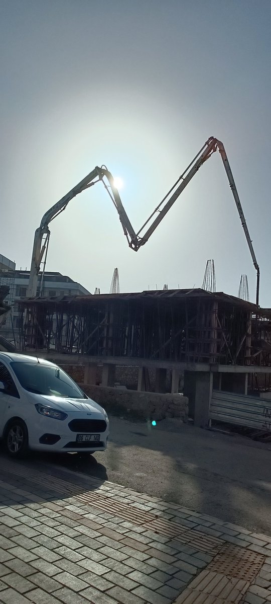 Sabah 2.5 yaşındaki kızım bu inşaatı gördü ve bi anda heyecanlı bir şekilde baba bak kalp yapmışlar demeye başladı ve çok mutlu oldu. Sanırım bakış açısını biraz değiştirince herşey değişebiliyor mutlu olmamak için hiçbir sebep yok aslında.