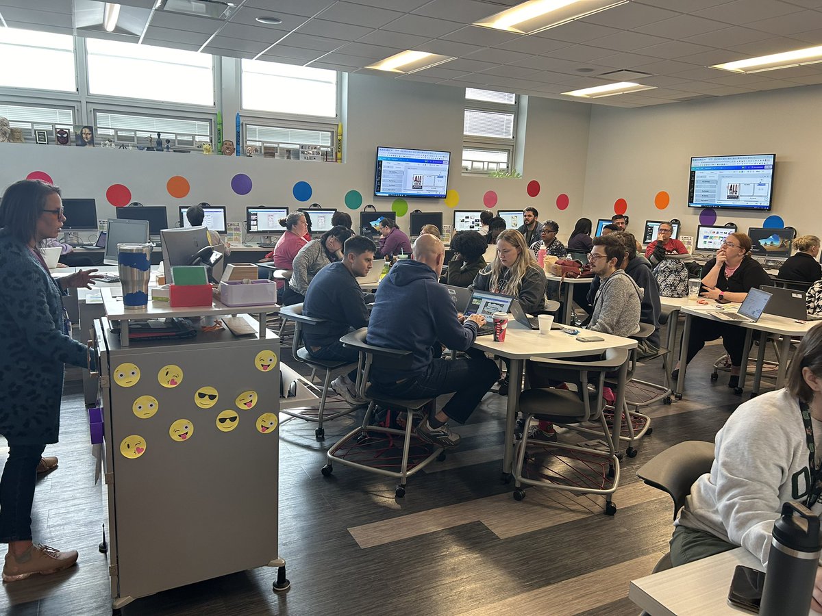 Lots of teachers learning how to use <a href="/canva/">Canva</a> at the <a href="/WhitehallRAMS/">WhitehallCitySchools</a> Innovation Conference. #wcsproud