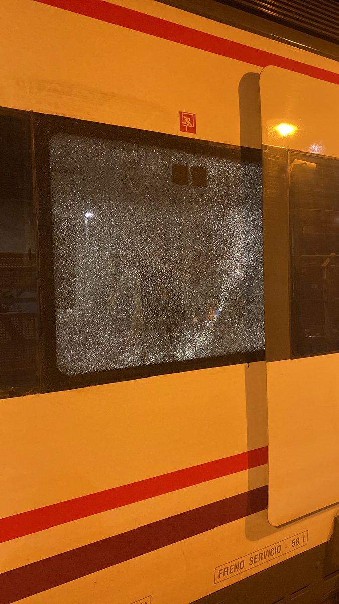 Gracias Renfe por animarme la vida, hoy se ha roto una ventana del tren y nos hemos tirado todos al suelo pensado que era un atentado💀