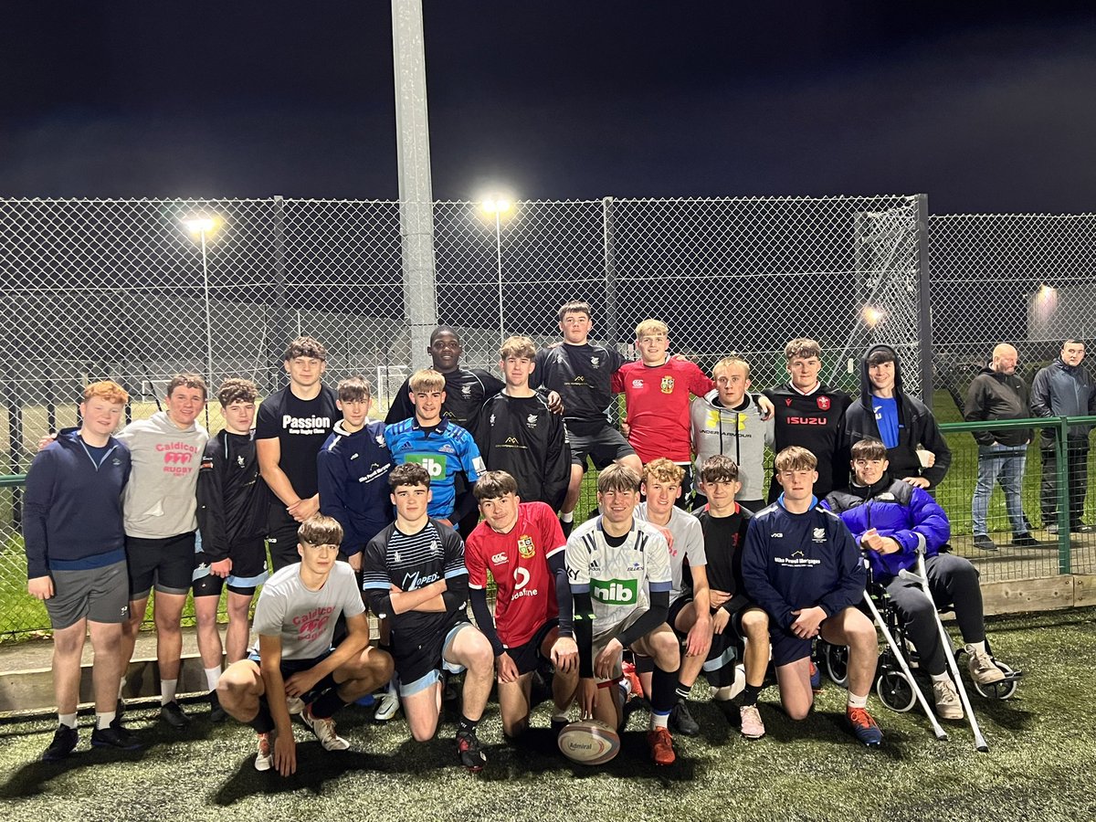 On Saturday <a href="/RyanWoodman10/">Ryan Woodman</a> started his first game for @dragonsrugby, tonight he’s back helping coach the <a href="/CaldiRFC/">Caldicot RFC ‘Youth’</a> U16’s passing on what he’s learning 👍🏻