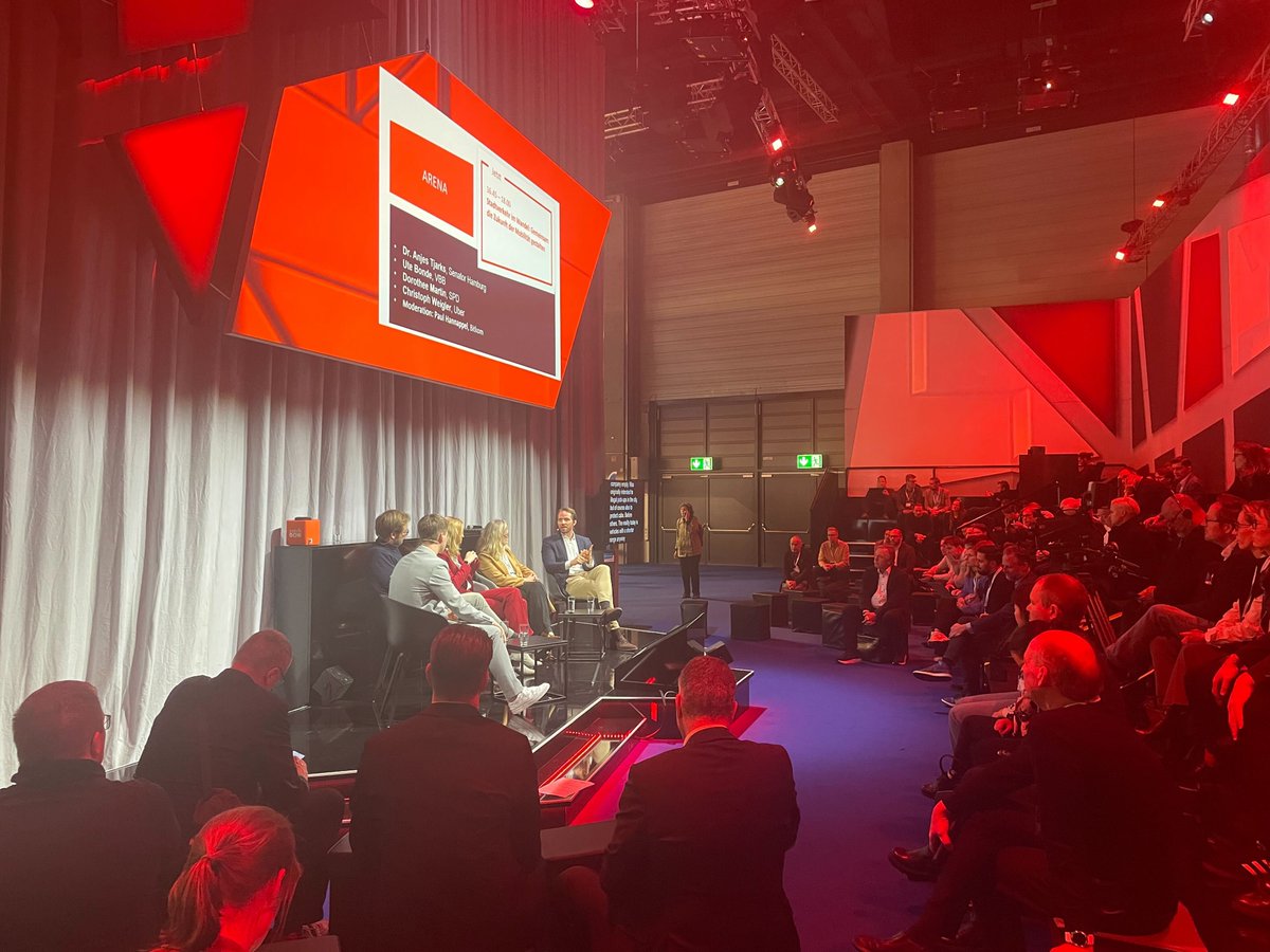 Heute habe ich auf der #SCCON23  mit <a href="/anjes_tjarks/">Anjes Tjarks</a> (Senator Hamburg), Ute Bonde (VBB) und Dorothee Martin (SPD) über die Mobilität der Zukunft diskutiert. V.a. darüber, wie wir diese gemeinsam gestalten und Kooperationen insbesondere auf der #LetztenMeile funktionieren können.