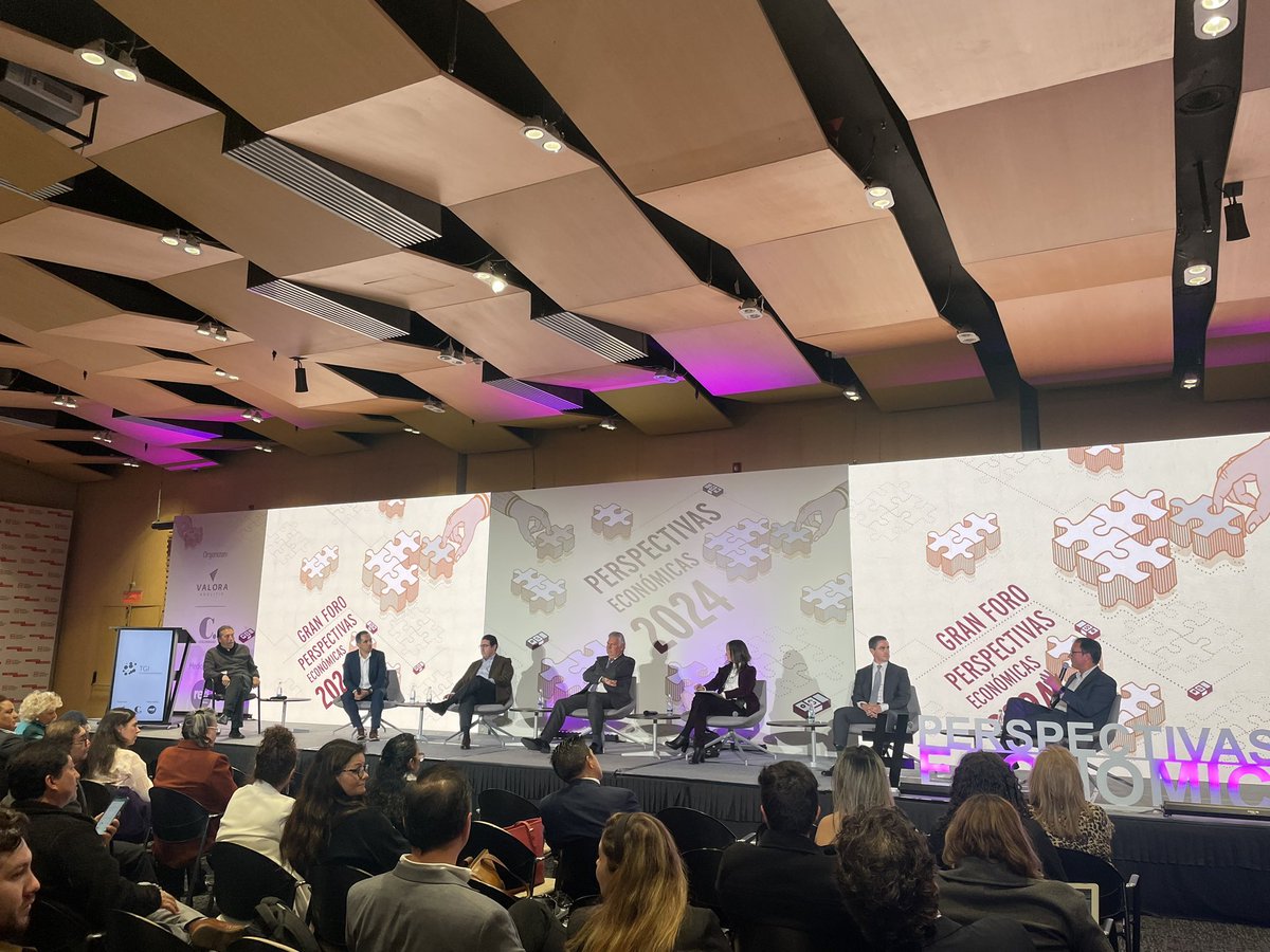 Abrimos la tarde del foro #PerspectivasEconomicas con la mirada de la industria y comercio con presencia de <a href="/JaimeA_Cabal/">Jaime Alberto Cabal</a> <a href="/FenalcoNacional/">Fenalco Nacional</a> @womcolombia <a href="/SmartFitoficial/">Smart Fit</a> <a href="/ANDI_Colombia/">ANDI</a> <a href="/camaracomerbog/">Cámara de Comercio de Bogotá</a> <a href="/MincomercioCo/">MinComercio Colombia</a>
