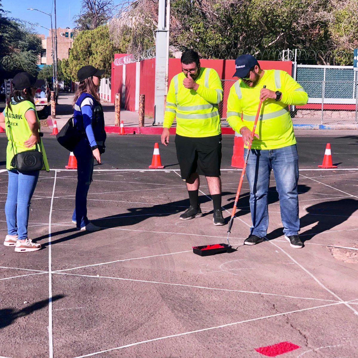 En la #RedHCV creemos en la colaboración sociedad-gobierno para lograr cambios positivos en la comunidad. 

Reconocemos a <a href="/BukisalaCalle/">Bukis a la Calle</a> @CDDDesierto <a href="/E_MisionCero/">Estrategia Misión Cero</a> @MejorandoHMO <a href="/CEMEXMx/">Cemex México</a> y @CIDUE por mejorar la seguridad vial en Isidro Olvera y Blvd. Morelos. 🚶‍♀️
 ¡Enhorabuena! 👏