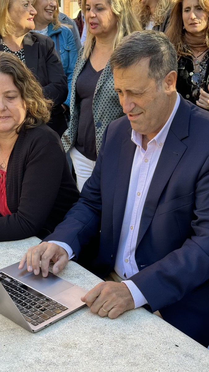 Hoy he presentado mi candidatura para ser el próximo rector de @infoUMA rodeado del gran equipo humano que me arropa en este proyecto para hacer una #mejorUMA desde el compromiso, el trabajo y la ilusión. Ha sido un día muy feliz. ¡Seguimos!
👉🏽Pimentelcontigo.es