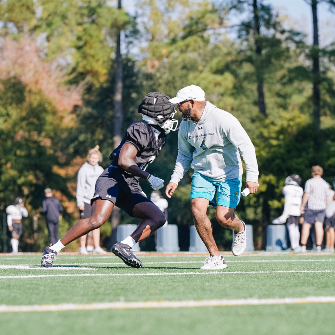 CoastalFootball's tweet photo. Got a job to do 👌

#BALLATTHEBEACH | #FAM1LY | #TEALNATION https://t.co/6H8uLzRh1P