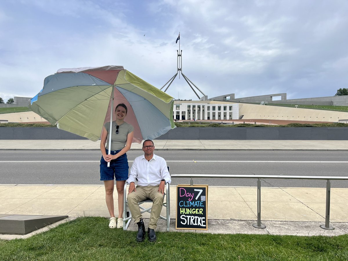 Hana is 27 &amp; just finished medical school. She’s a doctor and dropped in to show her 110% support for my #ClimateHungerStrike.  The science shows 3 to 6 billion peoples lives will be at risk by the end of the century. Support me too and sign my petition.👇🏽
lyrebirddreaming.com/climatehungers…