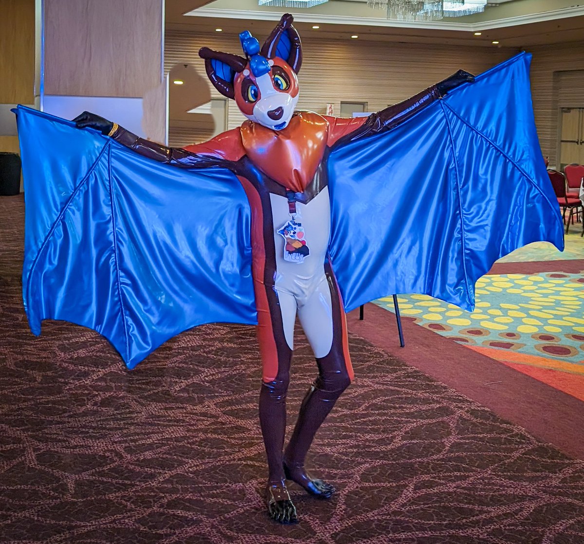FycusBat's tweet image. Line up for squeaky hugs!!
📷 @NetworkWah @karinKariwanz @kinkengineering #latexfur #rubberfur #blfc