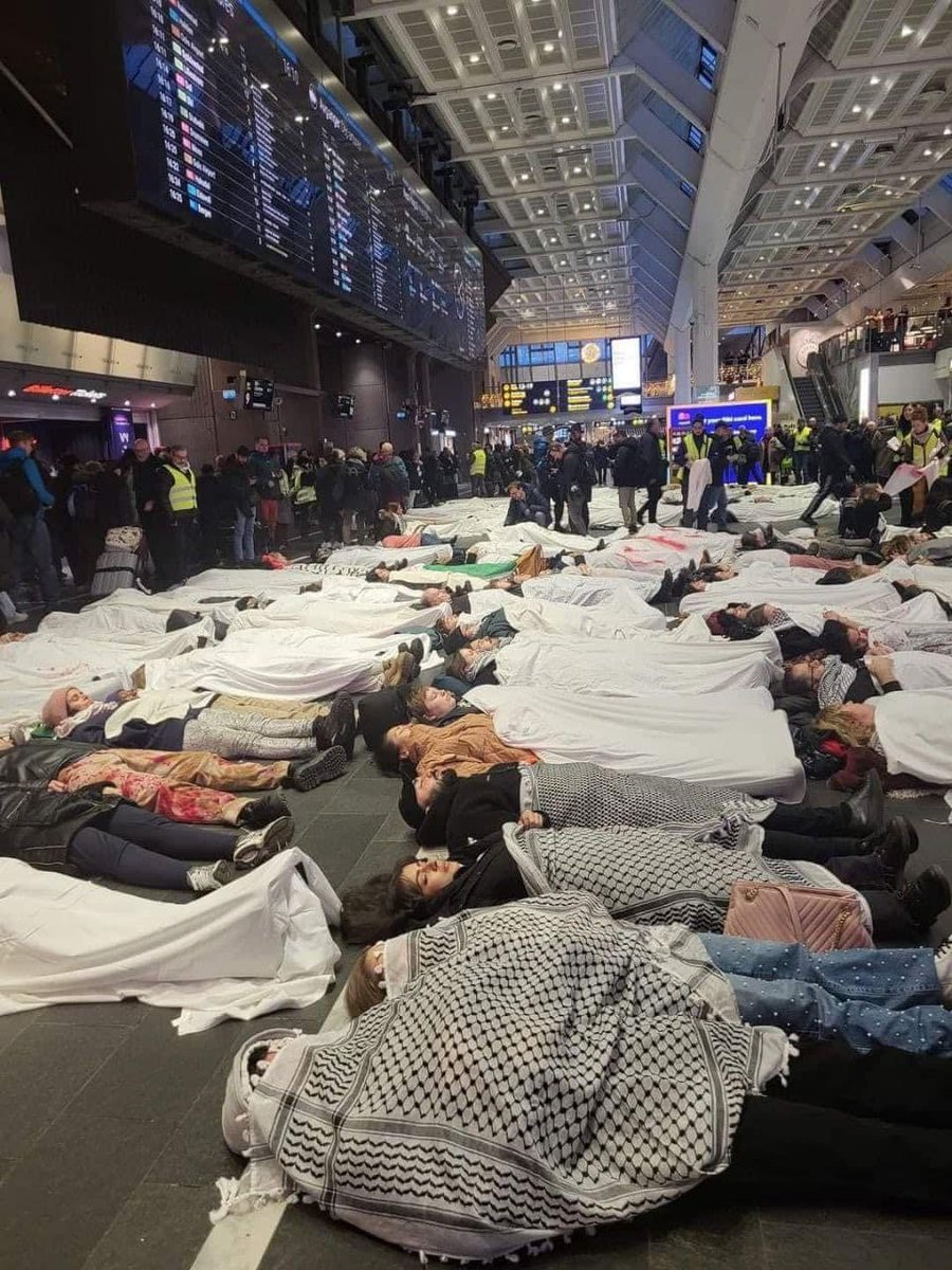 sokkari's tweet photo. Oslo railway station... because #Israel has the right to defend itself!

#Genocide #Gaza #Palestine https://t.co/whR4JxWWMA