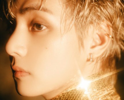 VGlobalUnion's tweet photo. 📰 Released on September 8, #BTSV's first solo album “Layover” is now the first K-pop solo album to chart on Billboard’s main album chart “Billboard 200” for 7 consecutive weeks. “Layover” exceeded 100M streams on Spotify in just the first week of its release, despite being a mini-album containing only 6 songs. The album also surpassed 600M streams in the shortest period of time for a K-Pop solo album.

🔗 https://t.co/P2dG7qgxXT