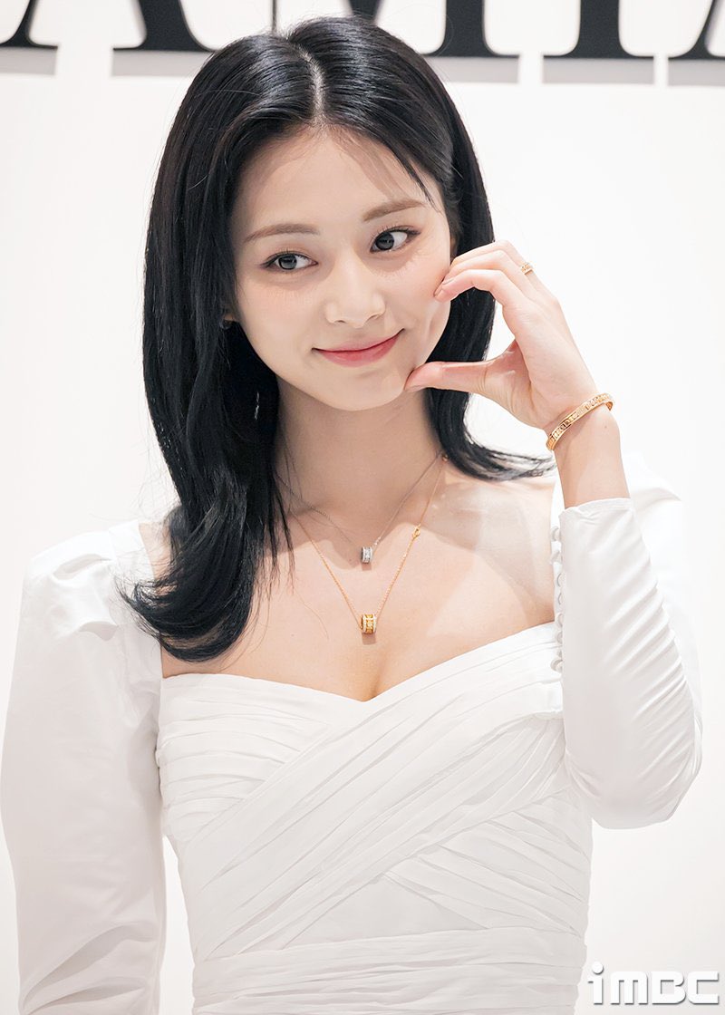 TFVUnion's tweet photo. TZUYU during the DAMIANI pop-up store opening event in Seoul

#DAMIANIxTZUYU #TZUYU 

Vote here: https://t.co/bcWxI7TD5z
Spotify vote: https://t.co/LVLcCiMUq7

#TWICEforMAMA2023 
#TWICE @JYPETWICE https://t.co/vQ2pYLEELl