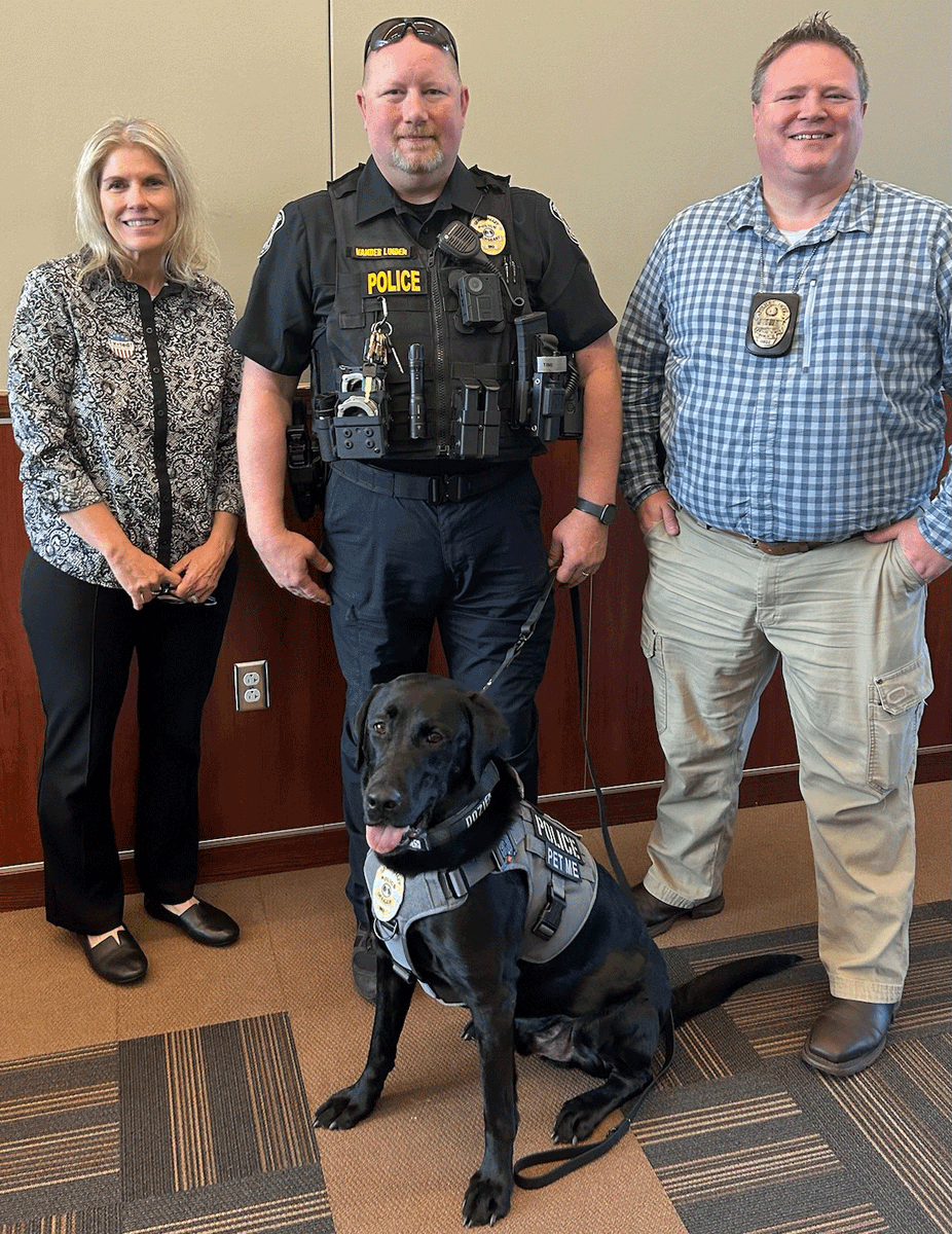 MARCKCMetro's tweet photo. K-9 Officer Dozier of @CityofGVMO, offered stress relief to 911 professionals participating in the Crisis Intervention Team Training in @CityofLS. 
The training helps improve communication with community members living with mental illness and addiction disorders. https://t.co/CAeB6JYG27