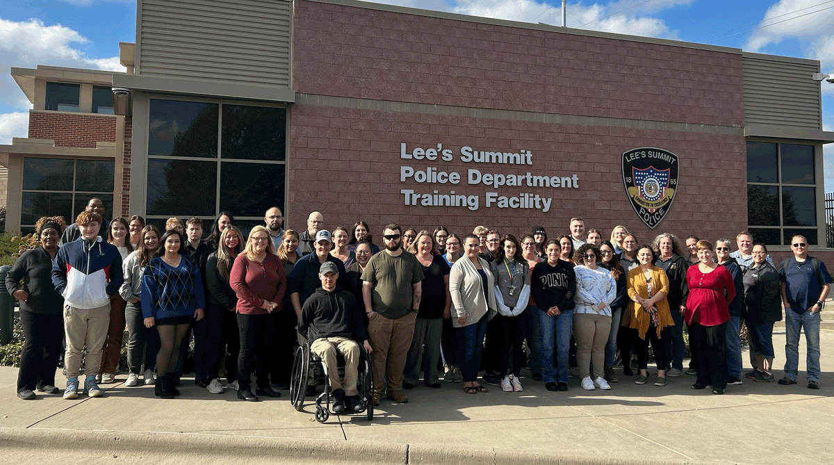 MARCKCMetro's tweet photo. K-9 Officer Dozier of @CityofGVMO, offered stress relief to 911 professionals participating in the Crisis Intervention Team Training in @CityofLS. 
The training helps improve communication with community members living with mental illness and addiction disorders. https://t.co/CAeB6JYG27