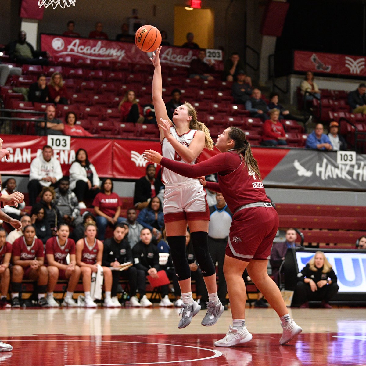 SJUHawks_WBB's tweet photo. TB0 with 20 points...in the third quarter 😳

SJU 42, Rider 21 #THWND https://t.co/lPMQ6oTY4e