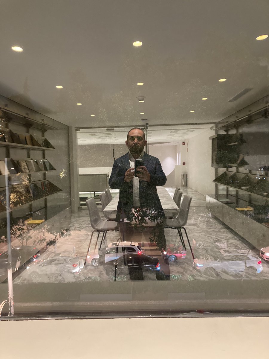 LuisGonzali's tweet image. Hoy toca hablar de mercados para Bloomberg en Fendi Casa.