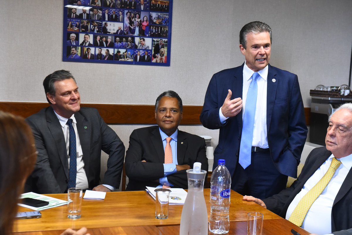 psdcamara's tweet photo. Os nossos deputados receberam nesta terça-feira (7), durante a reunião da bancada, a visita dos ministros da Agricultura, @Carloshbfavaro, e da Pesca, @Andredepaula55 – ambos do PSD. O Partido Social Democrático segue unido, buscando o crescimento e o bem do Brasil.
#TimePSD https://t.co/KqYYzn9xgM