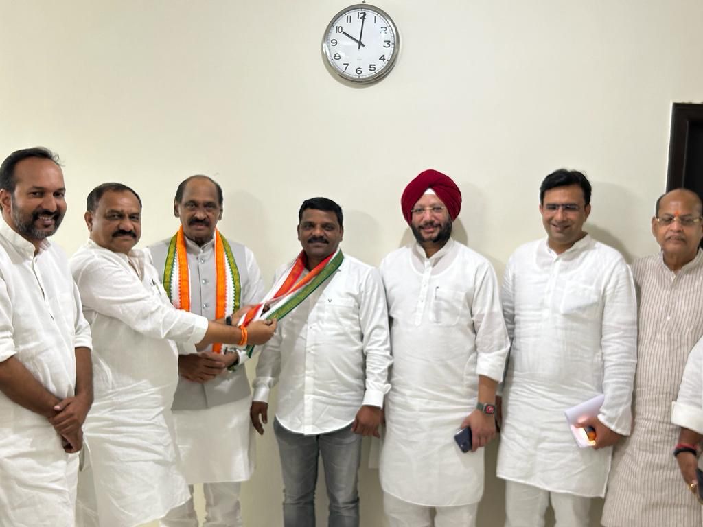 INCTelangana's tweet photo. చింత పండు నవీన్ అలియాస్ తీన్మార్ మల్లన్నకు కాంగ్రెస్ కండువా కప్పి పార్టీ లోకి ఆహ్వానించిన టిపిసిసి కార్యనిర్వహక అధ్యక్షులు బొమ్మ మహేష్ కుమార్ గౌడ్ గారు మరియు ఏఐసీసీ తెలంగాణ ఇంఛార్జి మానిక్ రావ్ ఠాక్రే గారు. ఈ కార్యక్రమంలో ఏఐసీసీ ఆబ్జర్వర్ బోస్ రాజు గారు,   సిడబ్ల్యుసి సభ్యుడు గురుదీప్ సిప్పల్ గారు , ఏఐసీసీ సెక్రటరీలు పి.సి విష్ణునాధ్ గారు, రోహిత్ చౌదరి గారు , మన్సూర్ అలీ ఖాన్ గారు మరియు తదితరులు పాల్గొన్నారు.
#JoiningsInTelangana