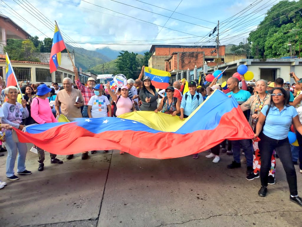 abogado34's tweet photo. #VenezuelaTodaPorElEsequibo

El pueblo de #Naguanagua, Estado Carabobo, se hizo sentir con su alegría y  amor patrio en DEFENSA del ESEQUIBO, rumbo al referéndum del  #3Dic. ¡#5VecesSí!
@bpdijmg @gonzalez10ana_  @NicolasMaduro @BaqueroThamara @EsequiboOficial @NINASAAVEDRA1 https://t.co/aYcF4rj7oZ