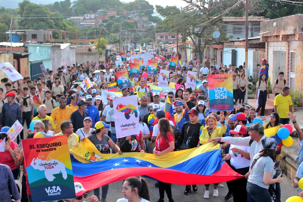 #VenezuelaTodaPorElEsequibo El pueblo de #Naguanagua, Estado Carabobo, se hizo sentir con su alegría y amor patrio en DEFENSA del ESEQUIBO, rumbo al referéndum del #3Dic. ¡#5VecesSí! @bpdijmg @gonzalez10ana_ @NicolasMaduro @BaqueroThamara @EsequiboOficial @NINASAAVEDRA1