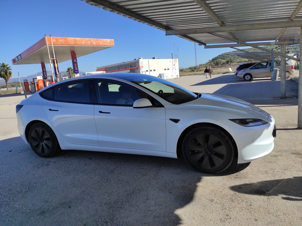 Al final la entrega de nuestro #tesla  #model3 se adelantó del jueves al lunes en Málaga. Hoy hemos hecho nuestro primer viaje a Granada. Todo genial. Un coche increíble
