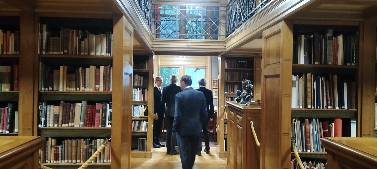 Vandaag vergaderde de stichting kasteel Middachten voor de verandering in Den Haag en combineerden dat met een bezoek aan het Koninklijk Archief. Onderweg nog even poseren voor het huis aan de Lange Voorhout dat vroeger bij Twickel en later Middachten hoorde.