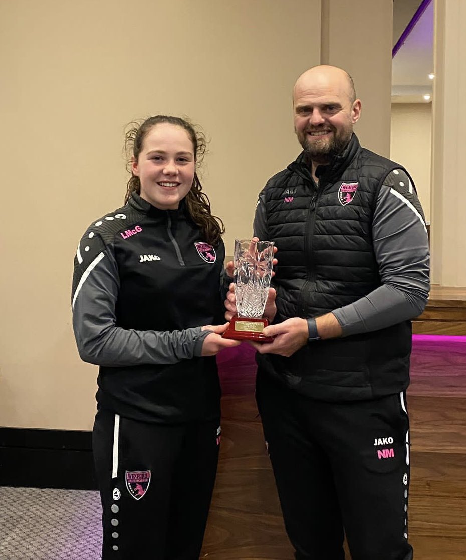 ⭐️ Our U17 Player of the Season, Leah McGrath receiving her award from team Manager Noel Martin.

Congratulations Leah!