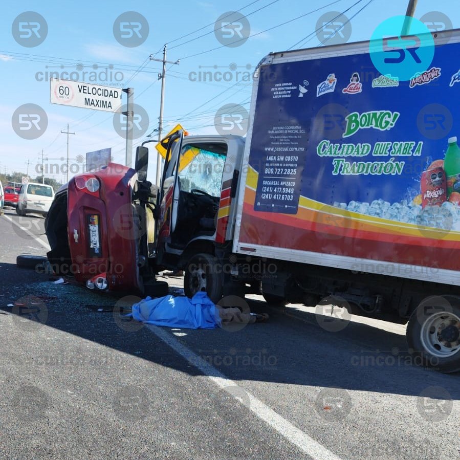 laredcincoradio's tweet photo. #RedVial 💥 || Auto rojo invade carril y se impacta contra un camión repartidor altura del puente Zalate sobre la Vía Corta #LaRedCincoRadio https://t.co/vdh7Chw4U0