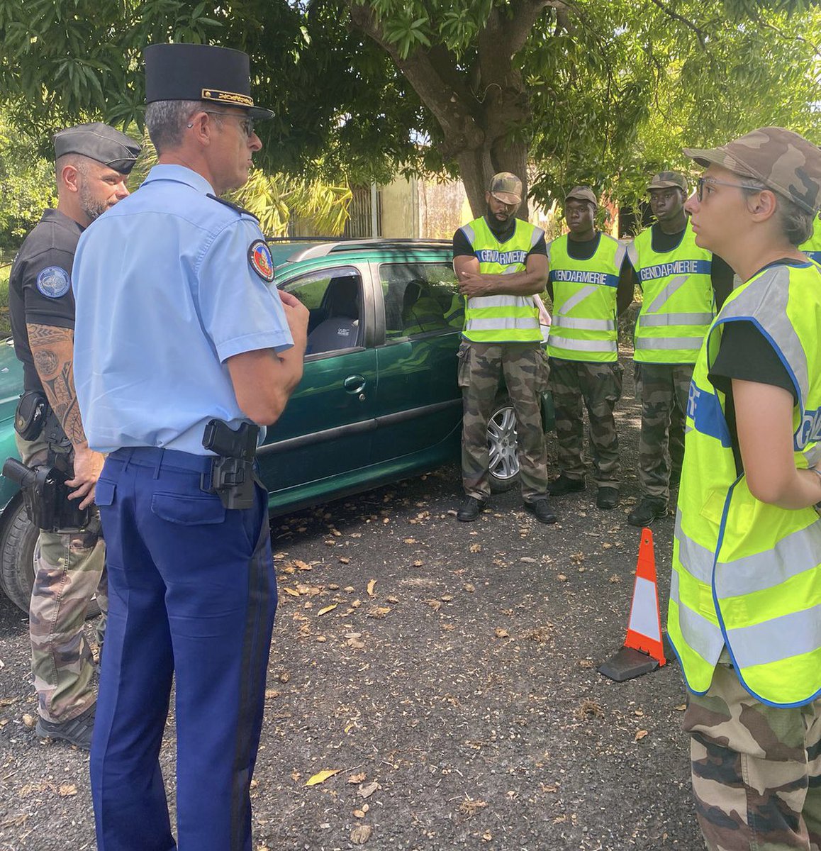 Gendarmerie_971's tweet photo. [#AvecNotreJeunesse] Visite du général Vincent Lamballe aux élèves gendarmes adjoints volontaires (EGAV), aujourd’hui au camp Dugommier à la Jaille Baie-Mahault, afin de leur adresser des mots de soutien et d’encouragements personnels.
#Servir #LaVieEnBleu #EGAV #Formation https://t.co/E5K1Sxufdr