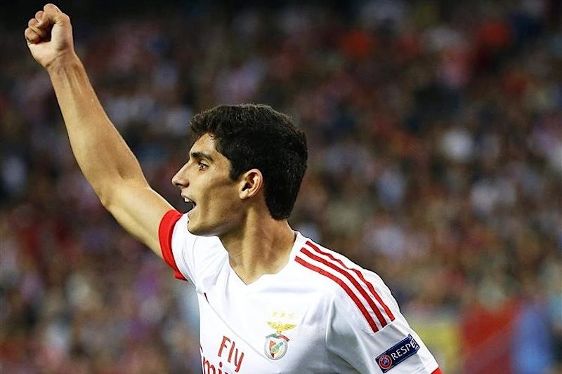 Gonçalo Guedes com o cabelo cortado num jogo fora em Espanha para a Champions?