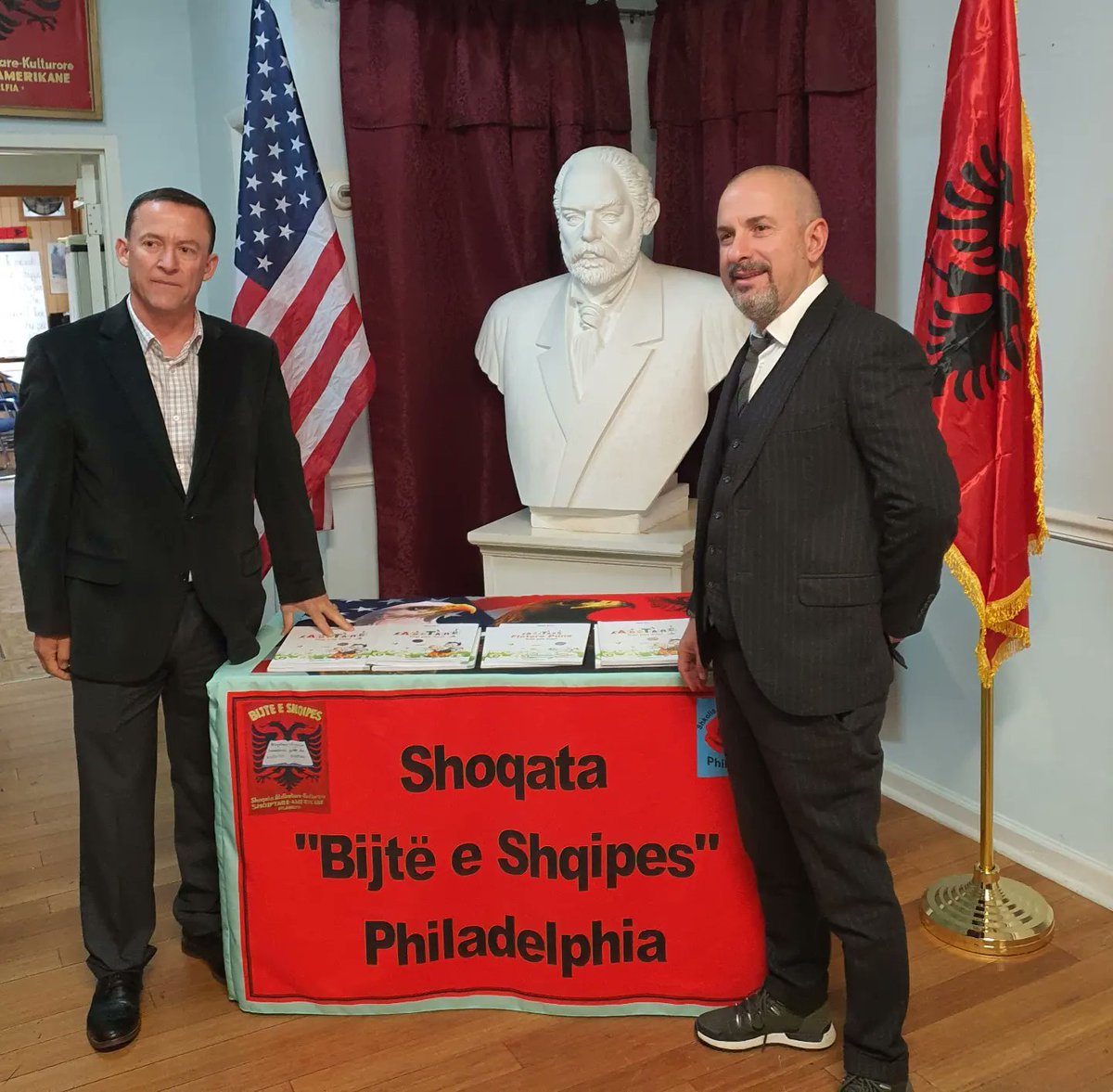 NiniBushati's tweet photo. Një Mrekulli Shqiptare në #Philadelphia  🇦🇱🇺🇲 Mësonjtorja “Gjuha Shqipe”: ruajtëse e vyer e vlerave kombëtare!
#Bashkë diskutuam për kontributin e tyre të vyer ndër vite &amp; Samitin III të Diasporës në Tiranë më 22-23 Nëntor. 

 #Energji #Pozitive #Diaspora #ShqiptarëKudo #ProudA https://t.co/xLseHAzdWT