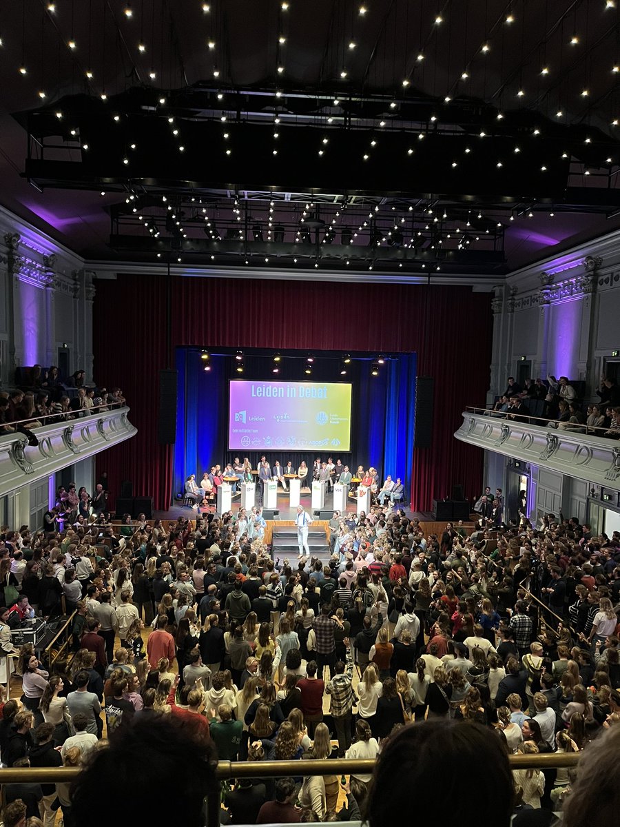 Volle zaal bij Leiden in Debat. Mooie traditie van <a href="/PKvVLeiden/">PKvV Leiden</a> in voorbereiding op de verkiezingen!