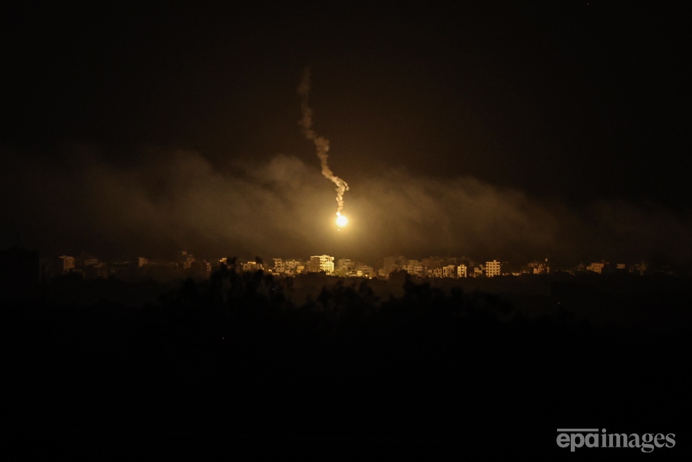 EPA_Images's tweet photo. Israeli army flares illuminate the sky over the northern Gaza Strip, as seen from the city of Sderot, Israel, 07 November 2023. 📷️ EPA / Atef Safadi

#israelpalestineconflict #israel #gaza #conflict #epaimages https://t.co/vrd5Q2rNi9