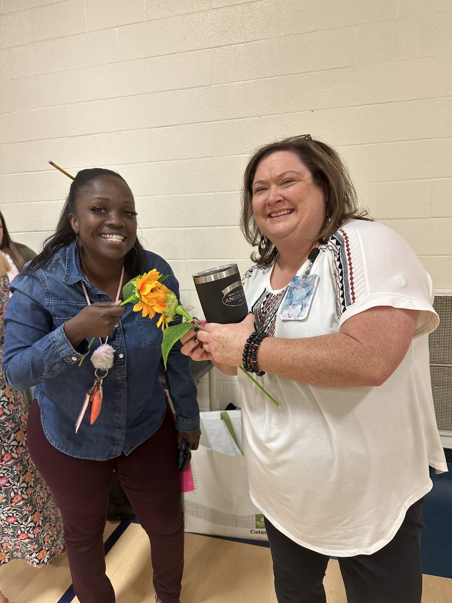 ebenezer_avenue's tweet photo. A huge thank you to our community partners- Williams and Fudge and Be Great Academy through the Boys and Girls club for sending in volunteers to ensure we were able to have a full staff meeting with all our staff! @RockHillSchools #EaglesEmerge https://t.co/2GSdBVMxrY