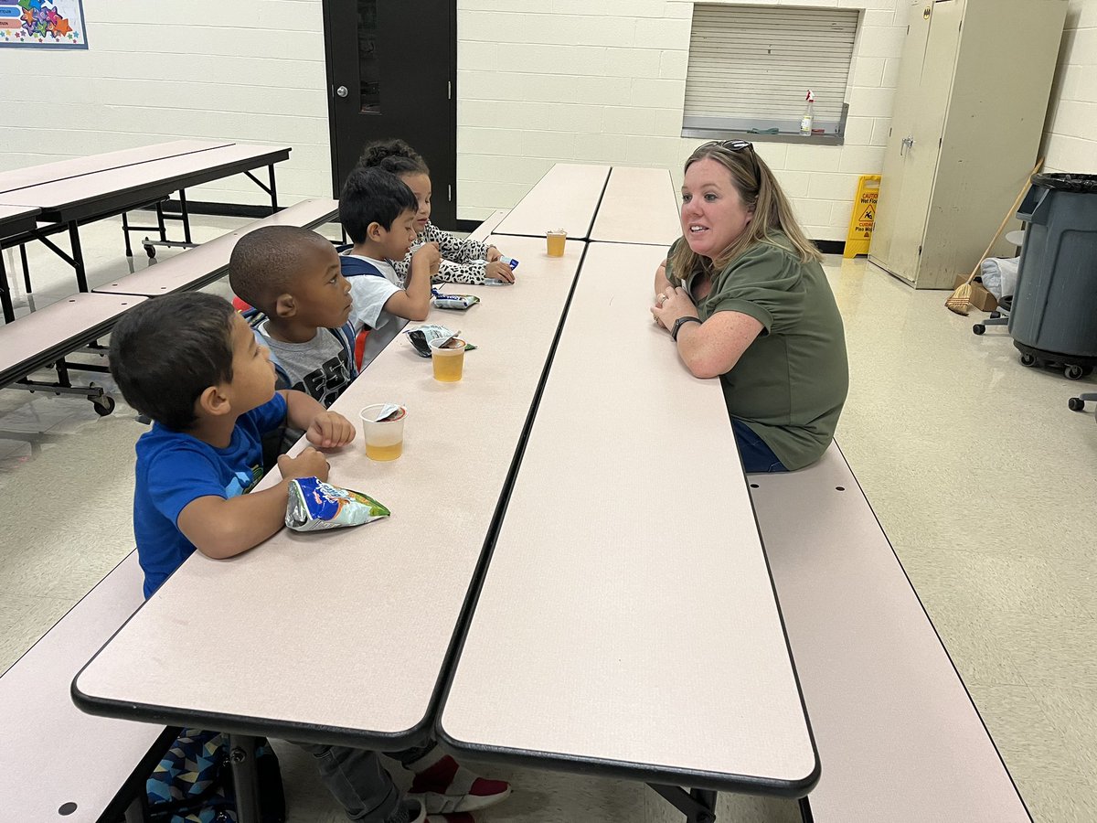ebenezer_avenue's tweet photo. A huge thank you to our community partners- Williams and Fudge and Be Great Academy through the Boys and Girls club for sending in volunteers to ensure we were able to have a full staff meeting with all our staff! @RockHillSchools #EaglesEmerge https://t.co/2GSdBVMxrY
