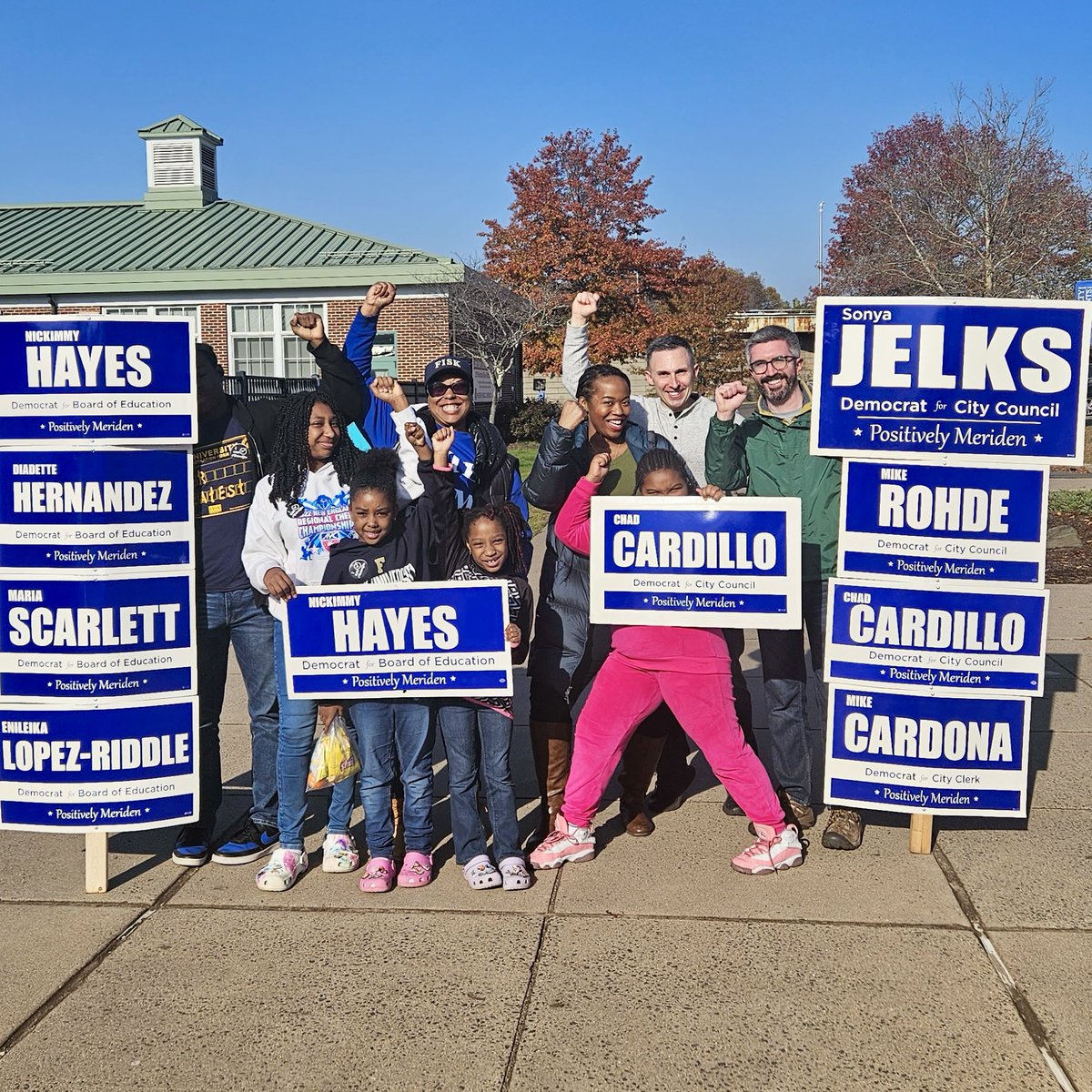 This afternoon #AFTCT organizer, @MeridenK12 BOE candidate @lextwngal's family, @MFT1478 VP @cdcardillo helped amplify 'labor is your neighbor' message at local polling place. #AFTVotes @AFTUnion @AFTTeach @PSRP_AFT @AFTHealthcare @AFT_PE @AFTHigherEd @AAUP @AFLCIO @ConnAFLCIO