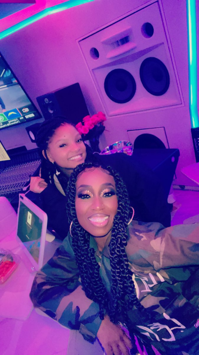 MissyElliott's tweet image. .@HalleBailey I had a blast in the stu with Halle!!! 
We cookin up sumn 👀
New Halle??🤌🏾👽🚀🛸🧨