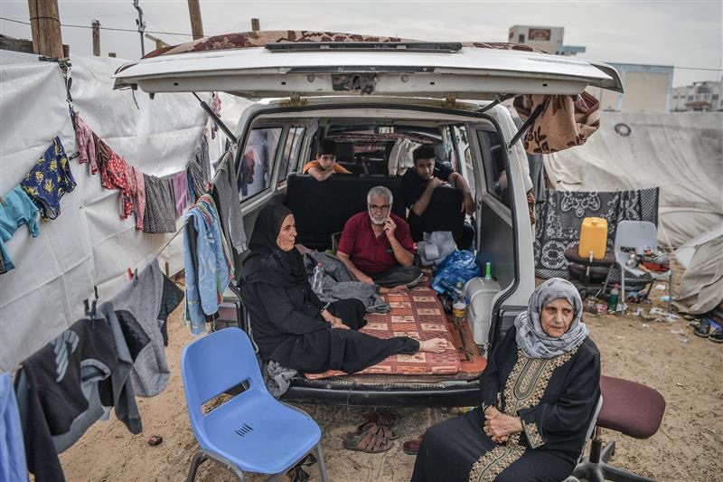pnud's tweet photo. Poco más de 400 camiones han cruzado a #Gaza en las últimas dos semanas, en comparación con los 500 al día antes de la guerra.

La ayuda humanitaria debe llegar a gran escala y sostenida, y permitir que todas las personas preserven su dignidad.

Los civiles #NoSonUnObjetivo. https://t.co/kAILe1PA6z