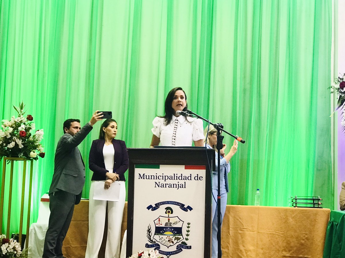 RadioFeTvEc's tweet photo. ATENTOS: Prefecta del #Guayas Marcela Aguiñaga, asiste al acto solemne por los 63 años de cantonización de #Naranjal, ciudad presidida por su alcalde Juan Carlos Rivera. @PrefGuayas @marcelaguinaga https://t.co/lCy4pVyi6o