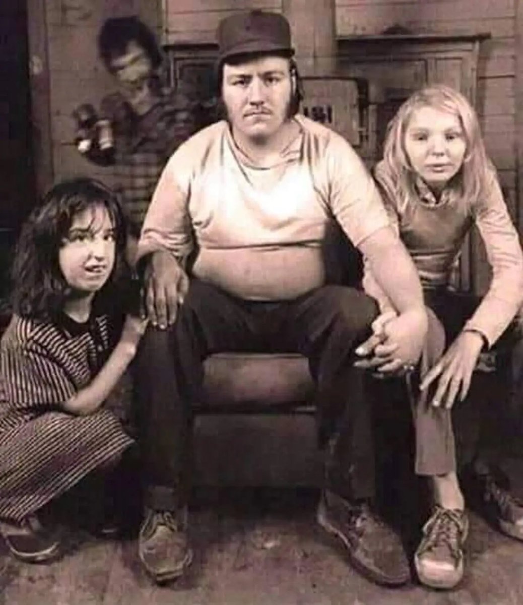 Se cree que esta es la familia real en la que se inspiró la película “Camino hacía el Terror”. La cual, para quienes no la vieron, cuenta la historia de una familia de canibales que atacan a quienes se crucen con ellos. Y esta sería la familia REAL !!

Esta historia comienza+