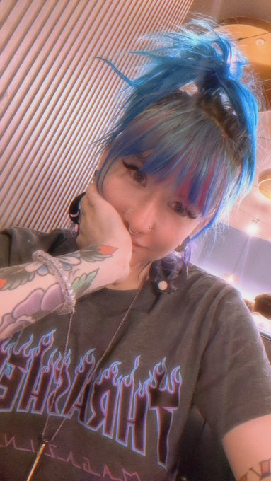 At a pizza restaurant but my hair is full of spit and cum. https://t.co/6I4lHjTnku