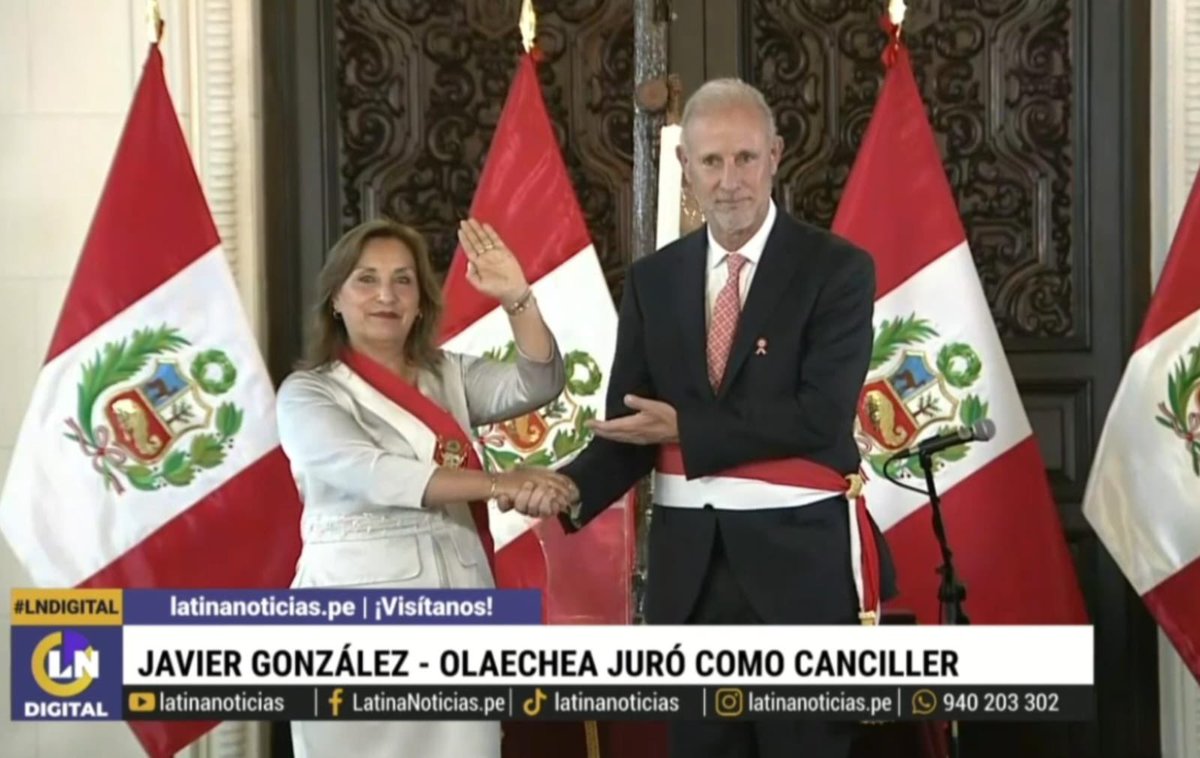 🔴el gesto del nuevo canciller de la República Javier Gonzales Olaehea que con una mano agradece a la presidenta Dina Boluarte por su designación como nuevo ministro de Relacionws  Exteriores tras juramentar al cargo.
