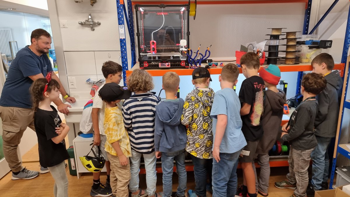 Bereits nach wenigen Durchführungen sind die JuniorMakers ausgebucht. Wer trotzdem mitmachen möchte, soll sich bitte auf die Warteliste setzen lassen. zigerschlitzmakers.ch/2023/11/07/die…