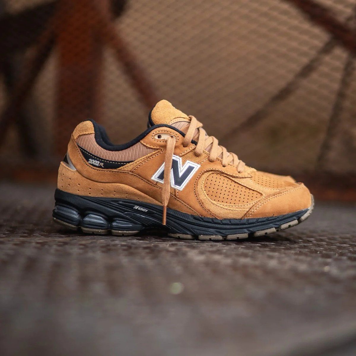 new balance tobacco 2002r 'Tobacco' 🌾 https://t.co/bKysAEaA6K working in tandem with its ABZORB cushioned heel for long lasting comfort New Balance 2002R - Tobacco