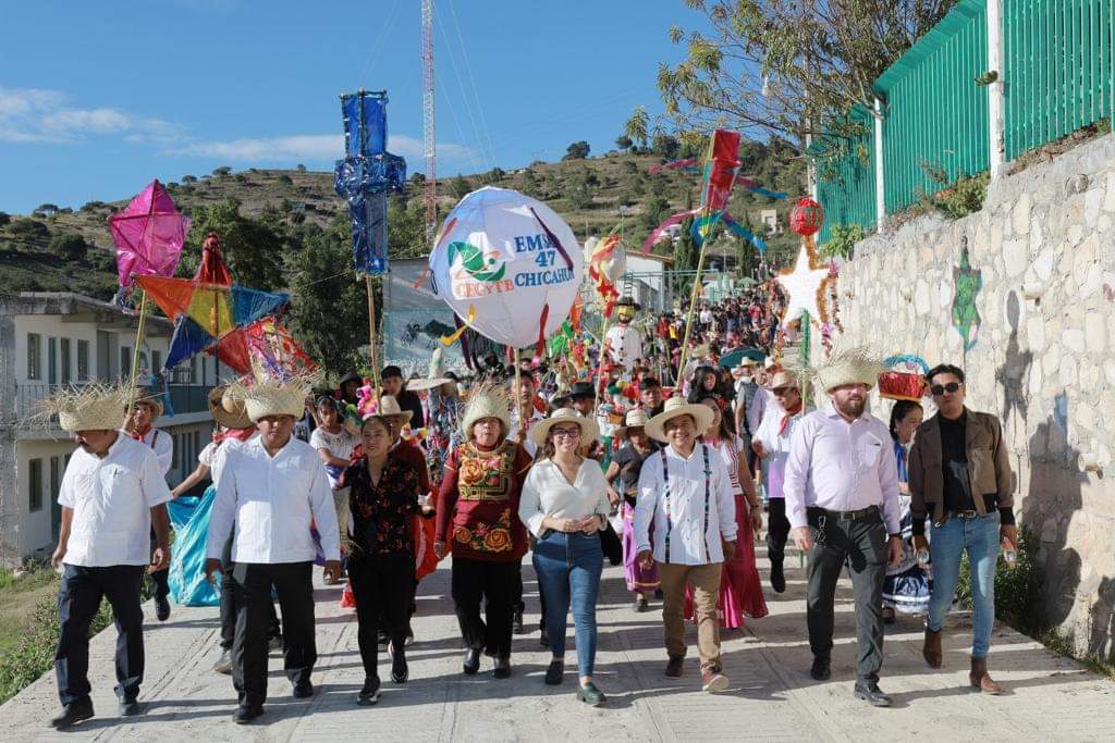 CECyTEOaxaca's tweet photo. Nuestra Directora General Blanca Martínez participó en la celebración del 20 aniversario del Centro EMSaD 47 San Miguel Chicahua donde tuvo la oportunidad de convivir con estudiantes, profesores y directivos, celebración que resalta el trabajo realizado por 20 años. https://t.co/cnIAPgIUdC