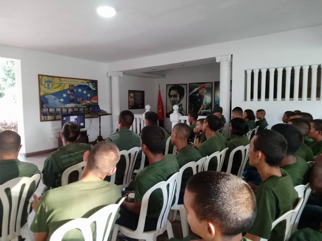 #07Nov|| #EnFotos El personal militar profesional y alumnos de la <a href="/Efotrop38Amb/">Cuenta Oficial Escuela de Formación de Tropas Prof</a>, televisaron una Clase Magistral sobre los derechos territorial y marítimo de Venezuela sobre la Guyana Esequiba, dictada por el Presidente de Venezuela  y Cmdte en Jefe de la #FANB <a href="/NicolasMaduro/">Nicolás Maduro</a>.