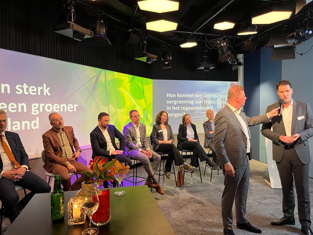 Ons Groene Verkiezingsdebat in Nieuwspoort was een succes! Met Tweede Kamerleden en opdrachtgevers, groenprofessionals en anderen in gesprek over de vergroeningsopgave Nederland. Al unaniem; groenprofessionals moeten eerder in de keten een sterkere rol krijgen. <a href="/GroenOndernemen/">Koninklijke VHG</a>