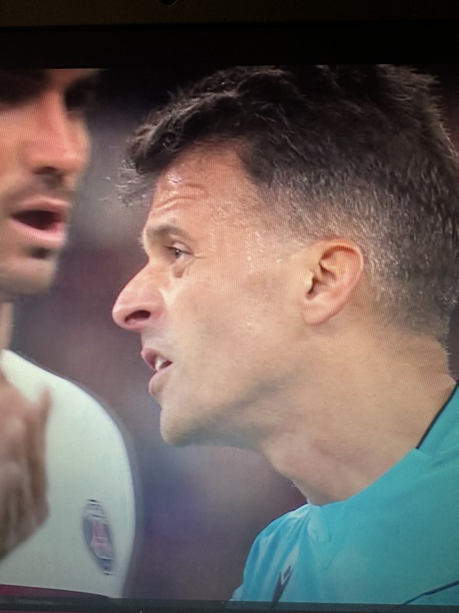 quentin5_7's tweet photo. Le meilleur joueur de Milan ce soir ! 
#ACMPSG #LDC https://t.co/Gxmmsny8OQ