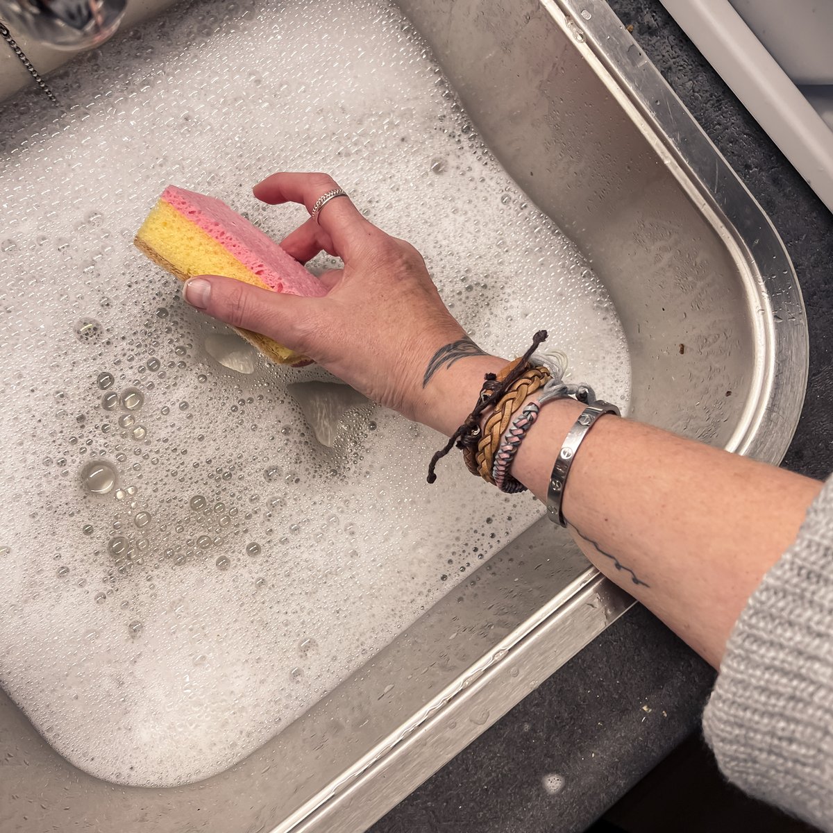 ByEstrella's tweet image. Toch is afwassen net wat gezelliger met een @HEMA  #tompouce als schuursponsje...